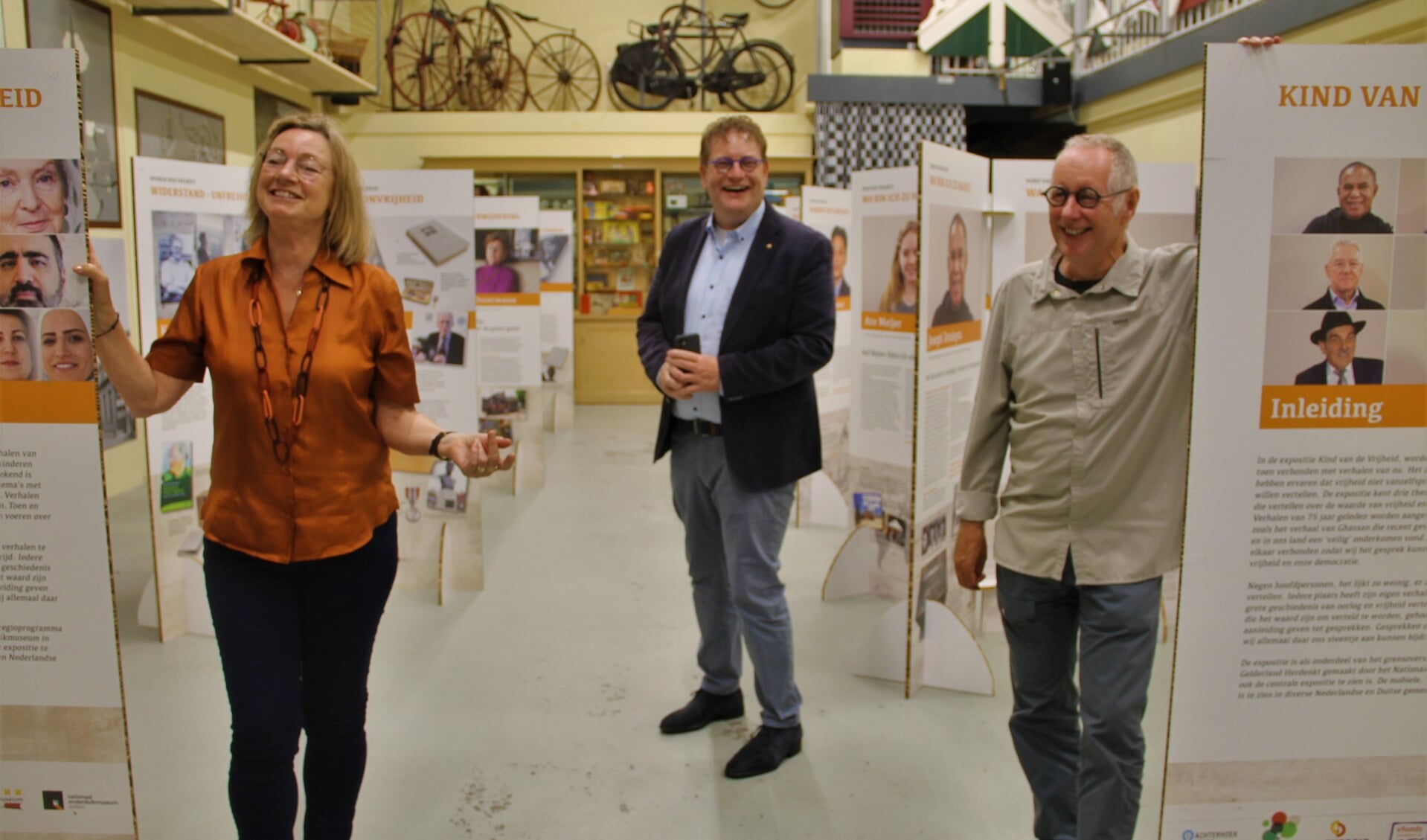 Gerda Brethouwer, Henk Jan Tannemaat en Sjoerd Kemeling  (vlnr) bij de tentoonstelling in de Museumfabriek. Foto Lineke Voltman

