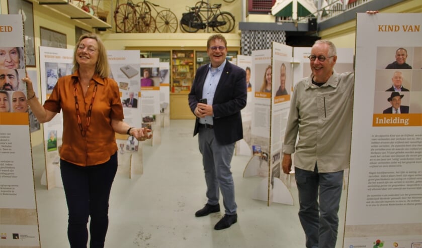 Gerda Brethouwer, Henk Jan Tannemaat en Sjoerd Kemeling (vlnr) bij de tentoonstelling in de Museumfabriek. Foto Lineke Voltman