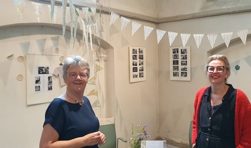 Hennie Tuut (links) en Marieke Altena bij de coronaexpositie. Foto: Rob Weeber