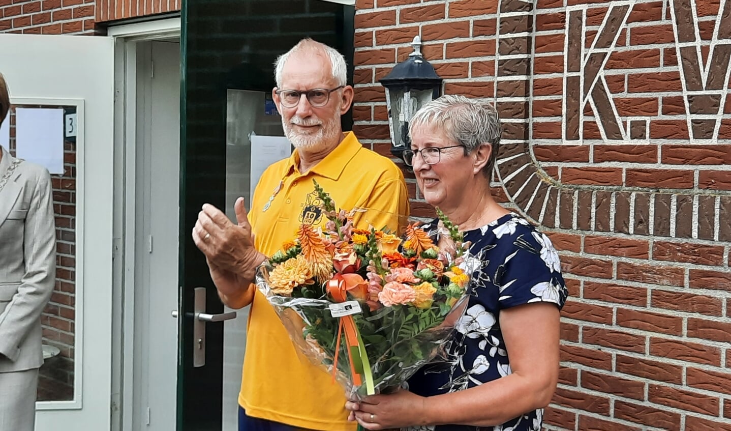 Burgemeester Bronsvoort verrast Bennie Smeenk (met naast hem zijn echtgenote Marijke) met een koninklijke onderscheiding. Foto: Kyra Broshuis 
