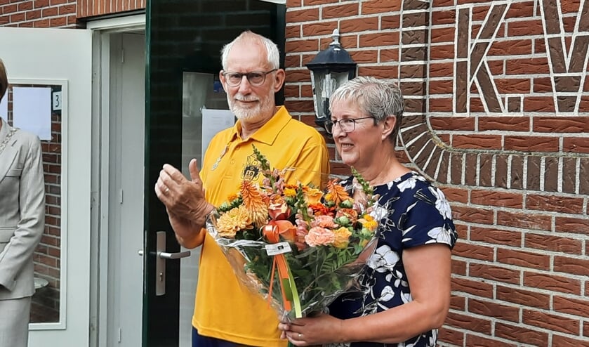 <p>Burgemeester Bronsvoort verrast Bennie Smeenk (met naast hem zijn echtgenote Marijke) met een koninklijke onderscheiding. Foto: Kyra Broshuis </p>