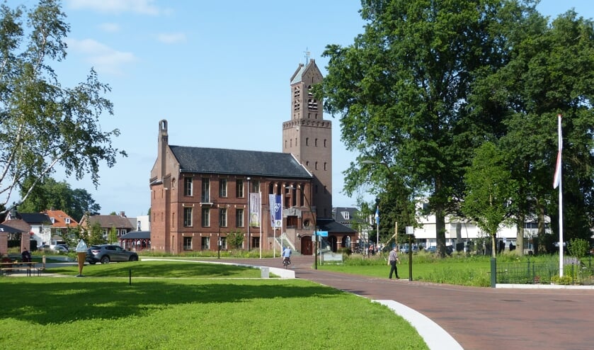 De weg tussen raadhuis en Wieringastraat wordt binnenkort tijdeliijk afgesloten. Foto: Bernhard Harfsterkamp