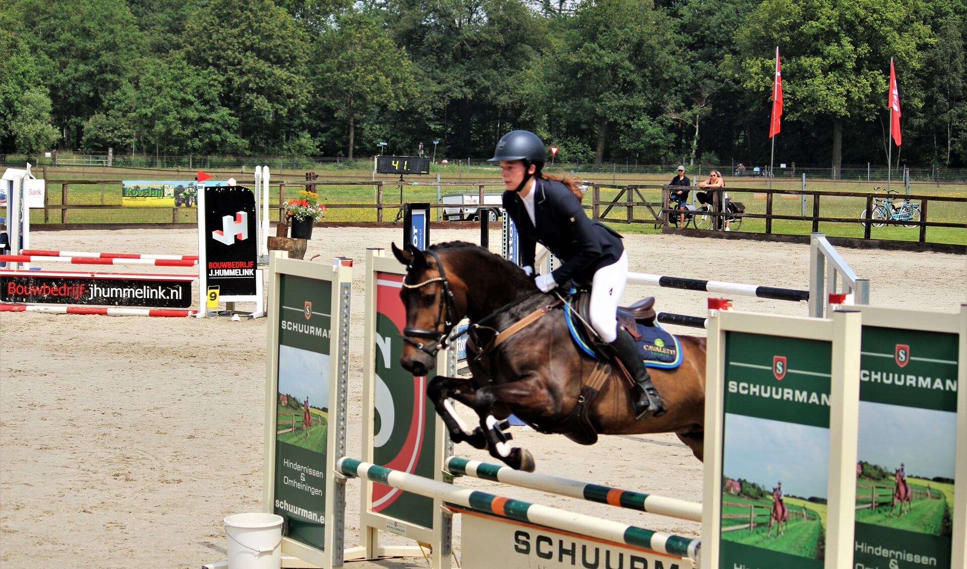 Vivian Schiphorst uit Toldijk,uitkomend voor Rijvereniging en Ponyclub Gorssel-Zutphe, behaalde met Pronk Stables Pépé een eerste prijs bij het springen in de categorie D. Foto: Willem Hamer