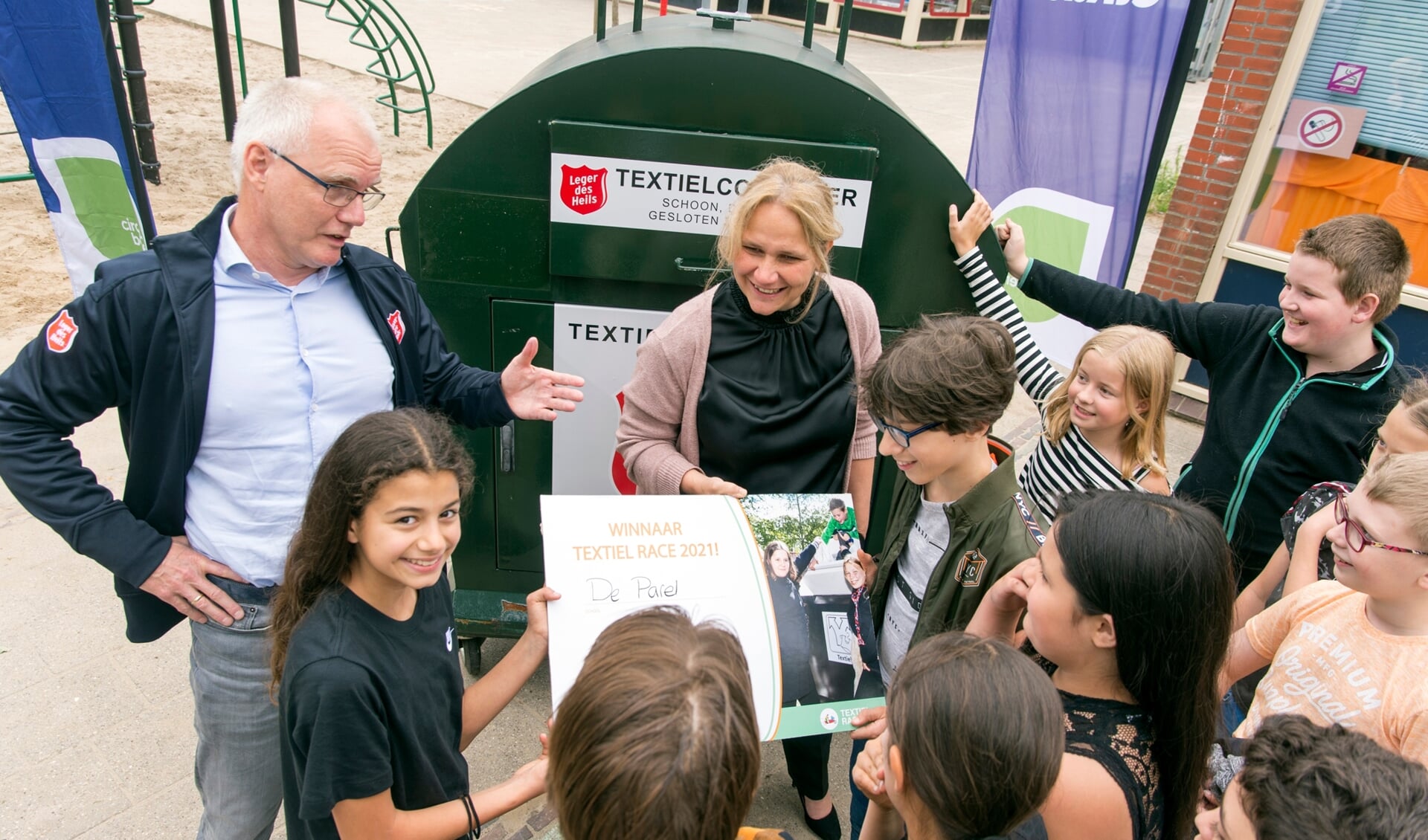 Vrijdagmiddag heeft wethouder Annelies de Jonge de hoofdprijs (een schoolreis) aan de dolblije leerlingen van groep 7 uitgereikt. Foto: Yke Ruessink