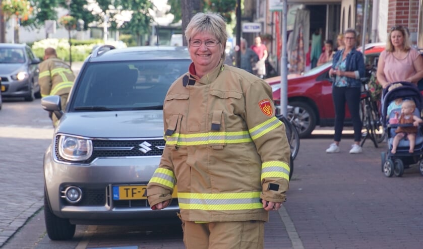 Jacqueline in brandweertenue gehesen. Foto Frank Vinkenvleugel