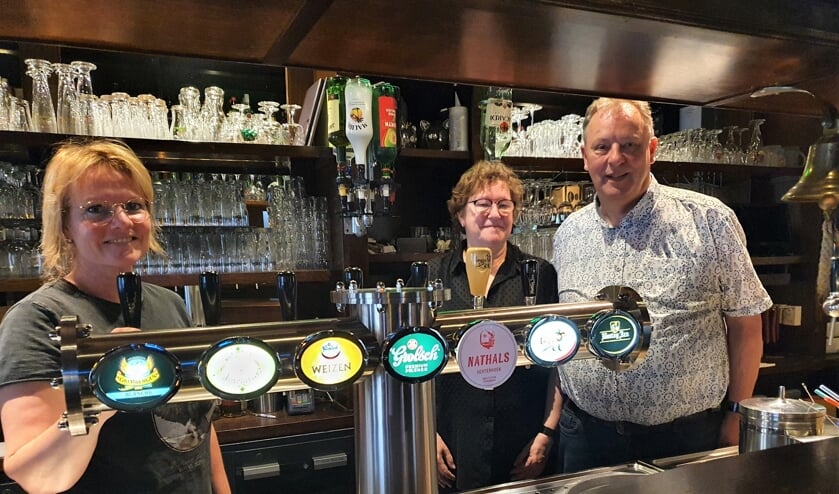 <p class="InfoKop2" pstyle="InfoKop 2">Frans en Annelies met Monique (links) in hun element achter de bar. Foto: Henri Walterbos</p>
