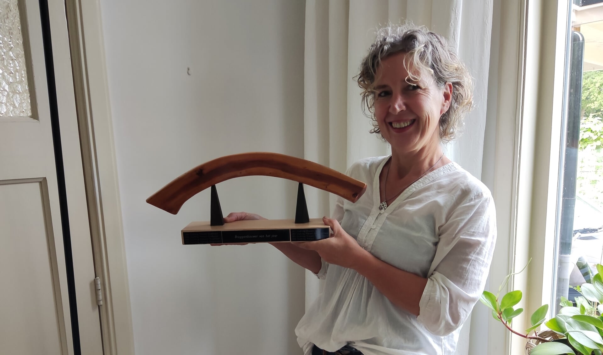 Vol trots laat Anneke van Nierop de gewonnen award zien. Foto: Present Winterwijk