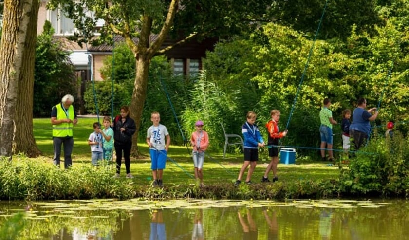 Kinderen kunnen ook zélf vissen tijdens de ZomerVISkaravaan. Foto: Sander Boer