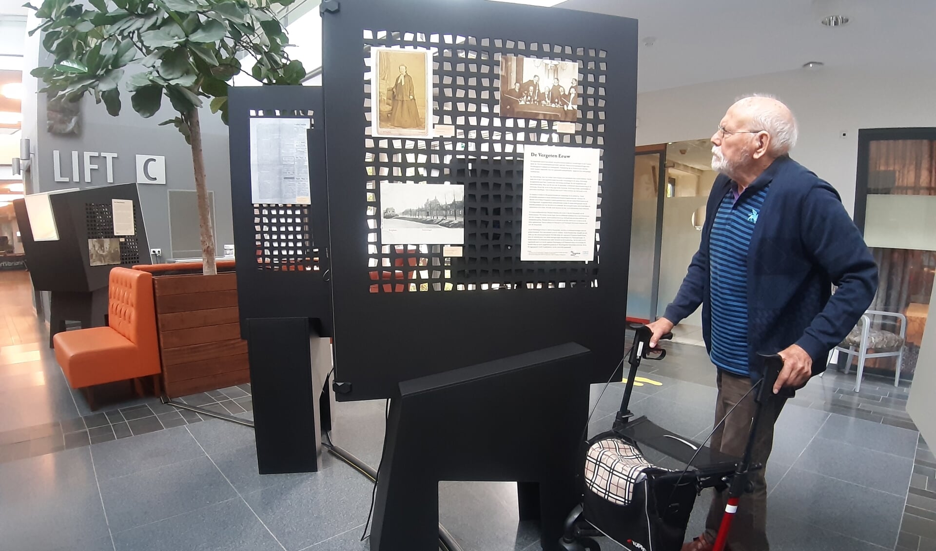 De 87-jarige Ab Pongers is onder de indruk van de expositie. Foto: Rudi Hofman