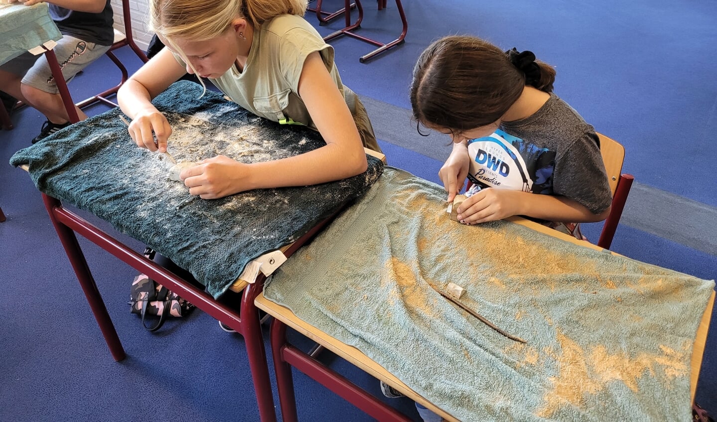 Leerlingen aan het werk met een kunstopdracht. Foto: obs 't Palet