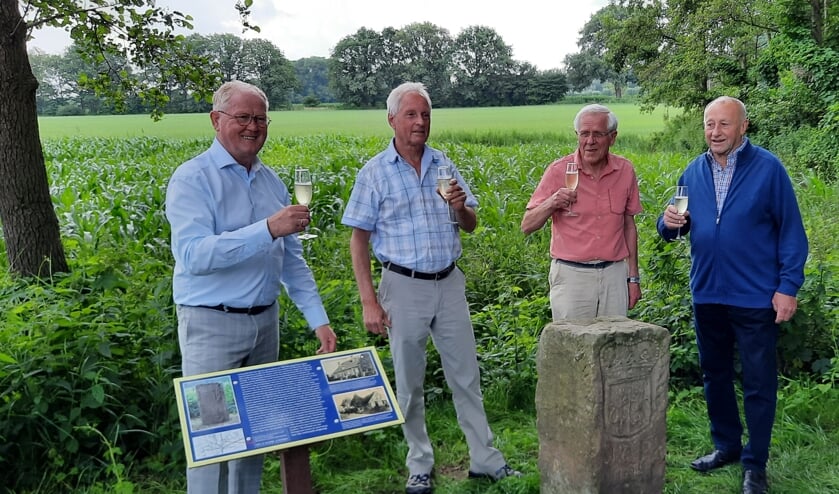 <p>Dick Lammers, Leo van Dijk , Willy Gelinck en Johan Baake (vlnr) proosten op de terugkeer van de grenssteen. Foto: Kyra Broshuis</p>