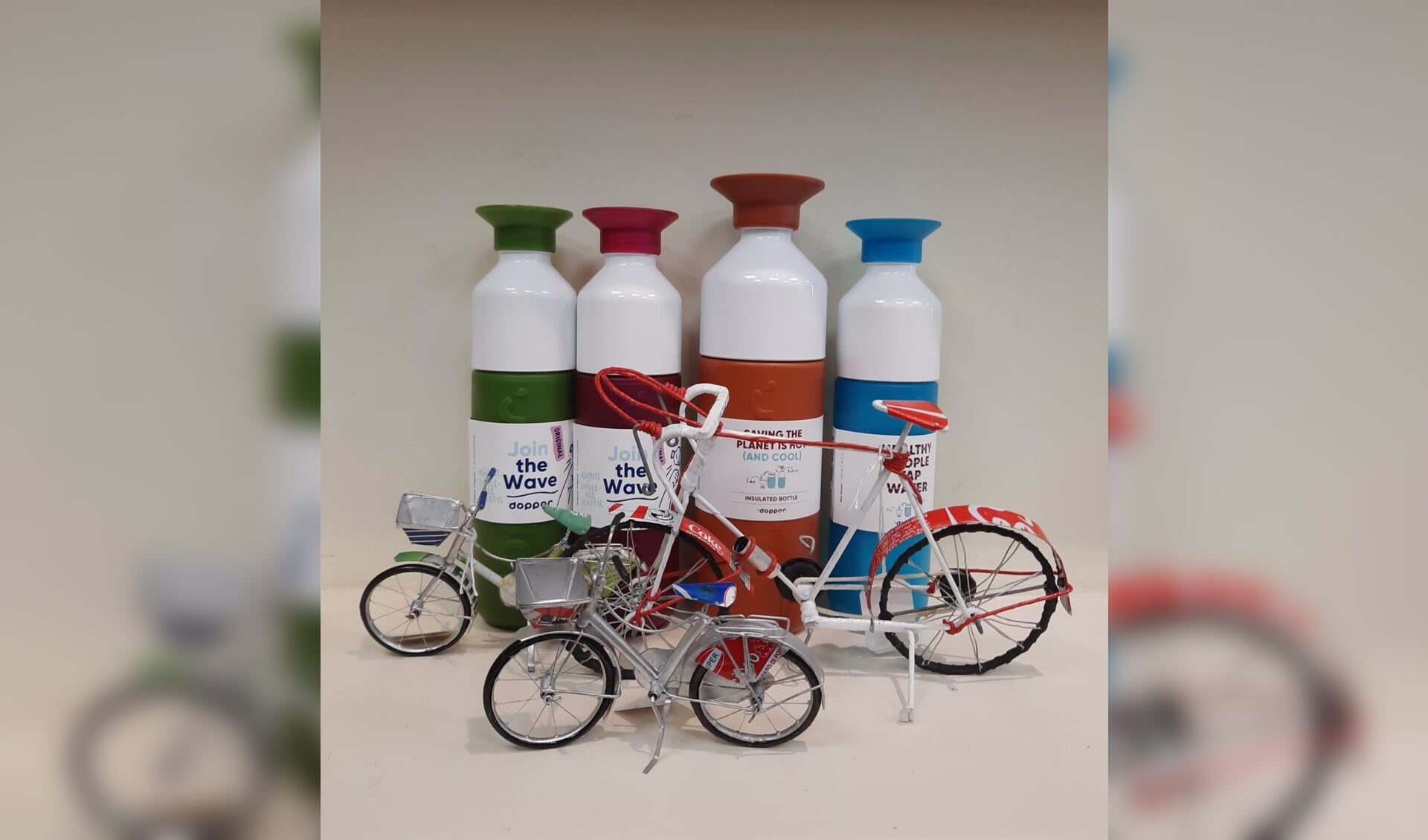 De Wereldwinkel heeft aanbiedingen op Doppers en leuke fietsjes. Foto: PR