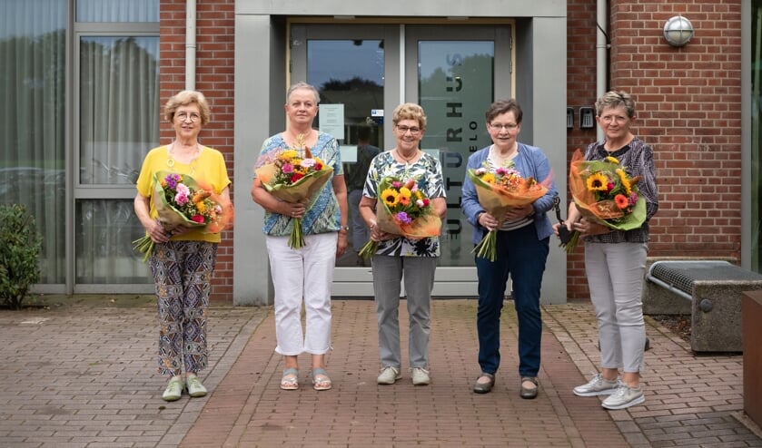 Van links af Ina Wensink, Jenny Wissink, Ali Sellink, Annie Wensink en Anny Navis. Foto Marinke Looman