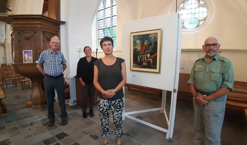 <p>Henk Mulder, Sandra Boogert, dominee Liesbeth Burger en Leo Stein maken deel uit van het jubileumcomité. Op de foto ontbreken Ineke Hissink en Henk-Jan Hulleman. Foto: Rudi Hofman</p>