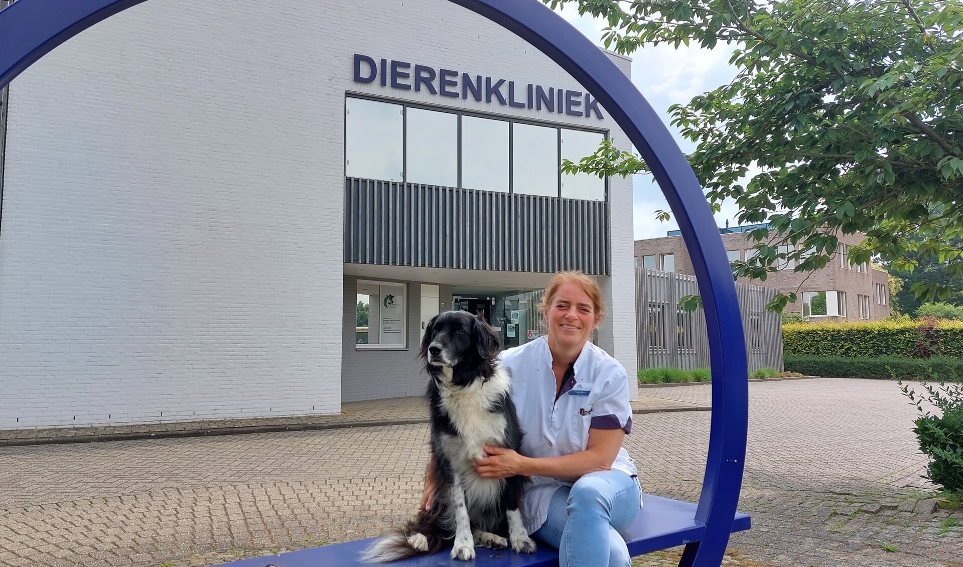 Saskia Rijpert met hond Jeke voor het Diergeneeskundig Centrum Winterswijk. Foto: Han van de Laar