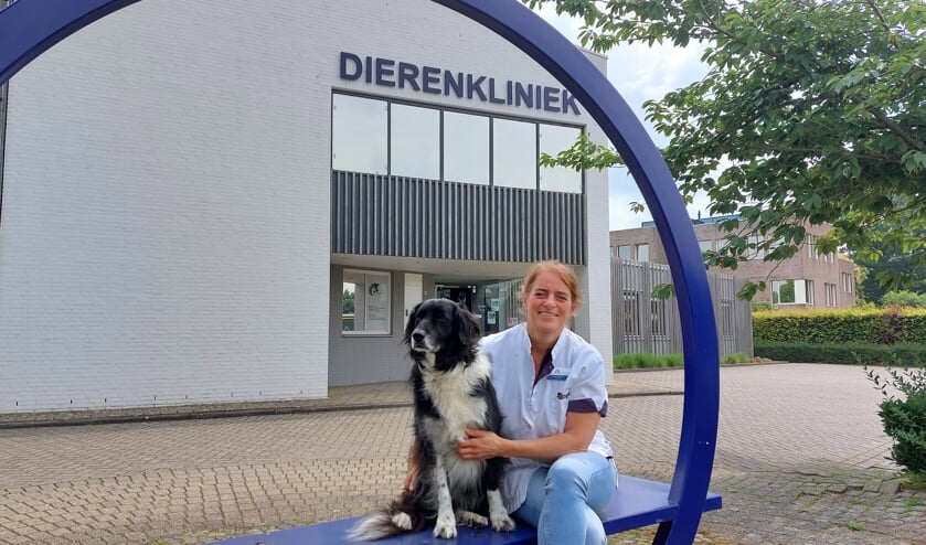 Saskia Rijpert met hond Jeke voor het Diergeneeskundig Centrum Winterswijk. Foto: Han van de Laar