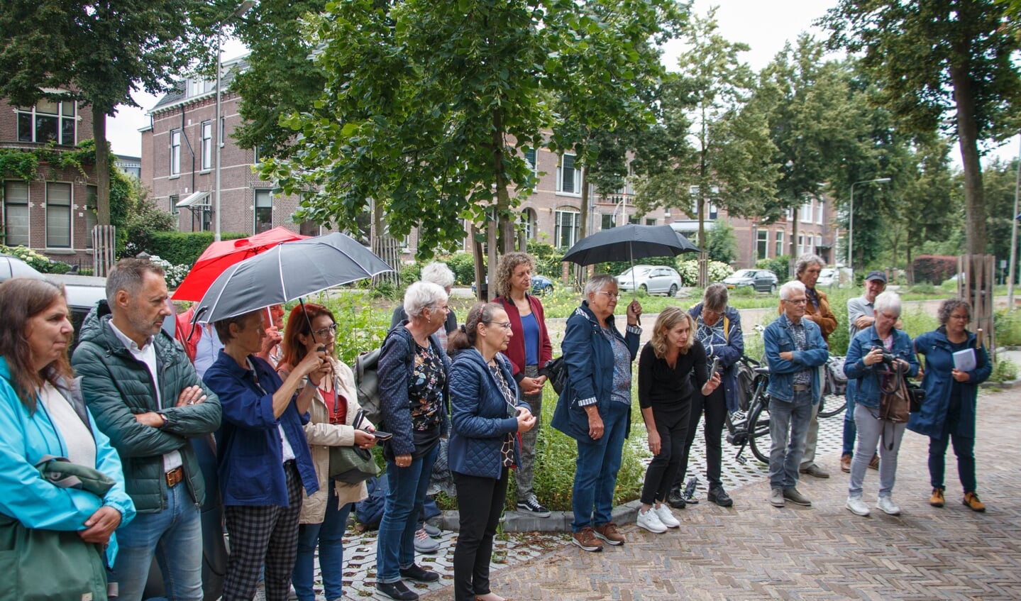 De aanwezigen kijken toe hoe de Stolpersteine worden geplaatst. Foto: Henk Derksen
