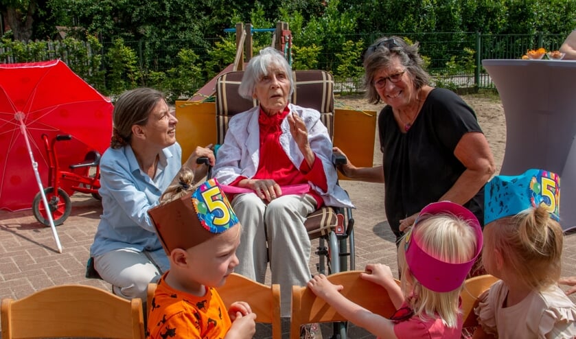 <p>Eregasten bij het 50-jarig jubileum van peuterspeelzaal Hummeloord, juffrouw Arendsen (m.) en Wilma (r.) genieten van de peuters en de dochter van juf Arendsen, Helma Snelooper geniet van dit moment. Foto: Liesbeth Spaansen</p>