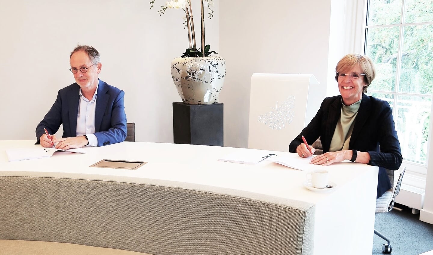 Burgemeester Annette Bronsvoort en bestuurder Ad Smeets ondertekenen de intentieovereenkomst. Foto: Theo Huijskes.