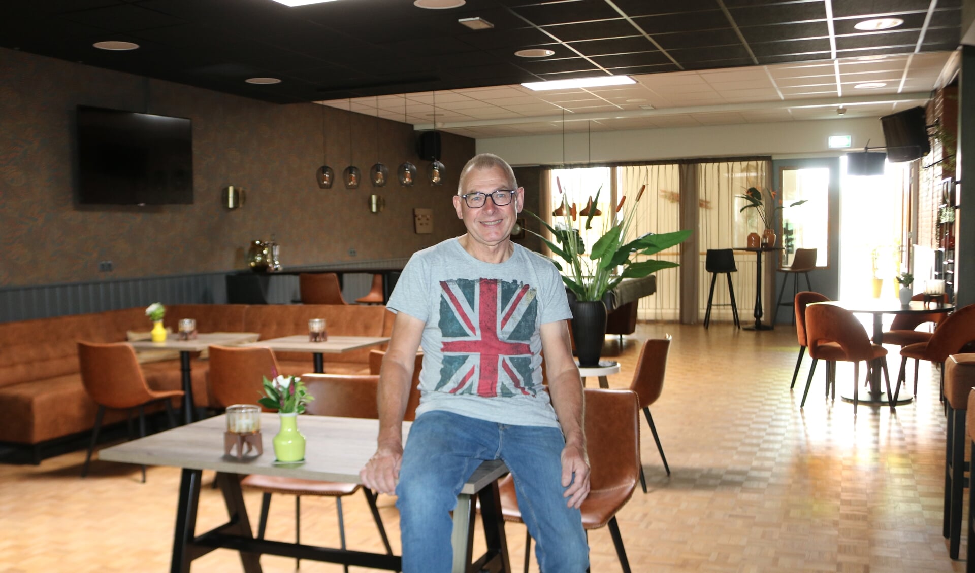 Voorzitter Hoeflo, Wim Wichers, is trots op de vernieuwde bar. Foto: Arjen Dieperink