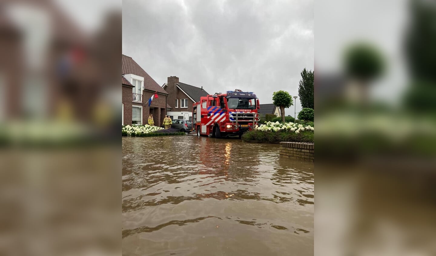 De Vordense ‘Zandhaas’ stond met de voeten in het Limburgse water. Foto: Brandweer Vorden
