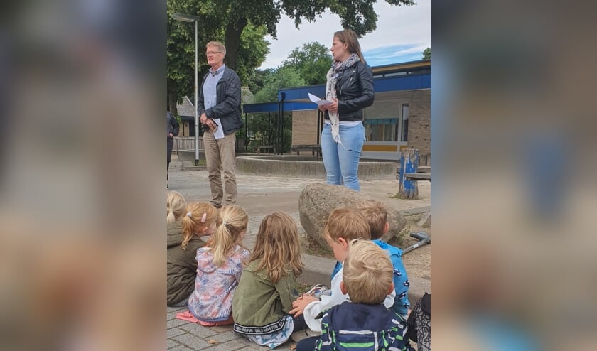 Walter te Brake en Ottelien Pothof van Lievelds Belang houden een praatje