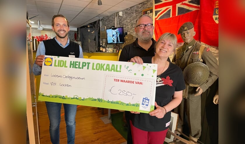 Frank Pol (l) van Lidl overhandigde de cheque aan Berry en Yvonne Swarthoff van het Bevrijdingsmuseum. Foto: Henri Bruntink