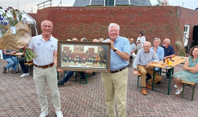 Met bloemen en cadeaus neemt Hans Donderwinkel (rechts) afscheid van ‘zijn’ Molen Bataaf. Henk te Kulve (links) volgt hem op. Foto: Han van de Laar