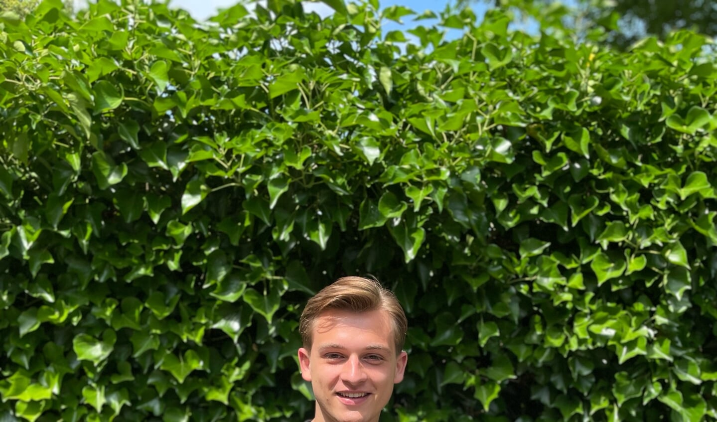 Boris is superblij met zijn diploma’s, vooral met het onlangs behaalde diploma Vakman-Ondernemer. Foto: Tycho Pampiermole