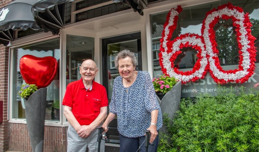 <p>Voor bruidspaar Jan en Alie Wuestenenk werd de kapperszaak mooi gemaakt. Foto: Liesbeth Spaansen</p>