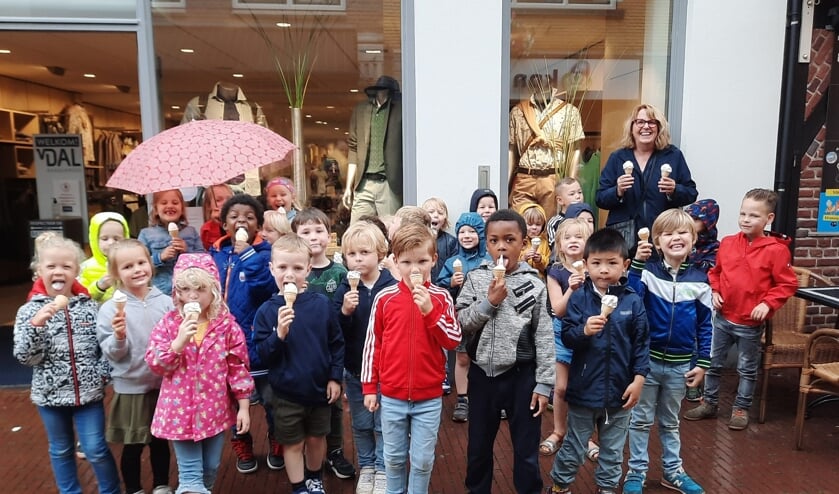 Alle kinderen kregen een ijsje van juf Heleen. Foto: PR