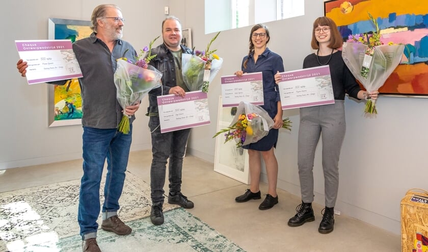 <p>De winnaars van de ontwerpwedstrijd. v.l.n.r. Martin Grevers, Rolf Wolters, Evelien Nijenhuis en Myrthe Rosema. Foto: Bas Weetink</p>