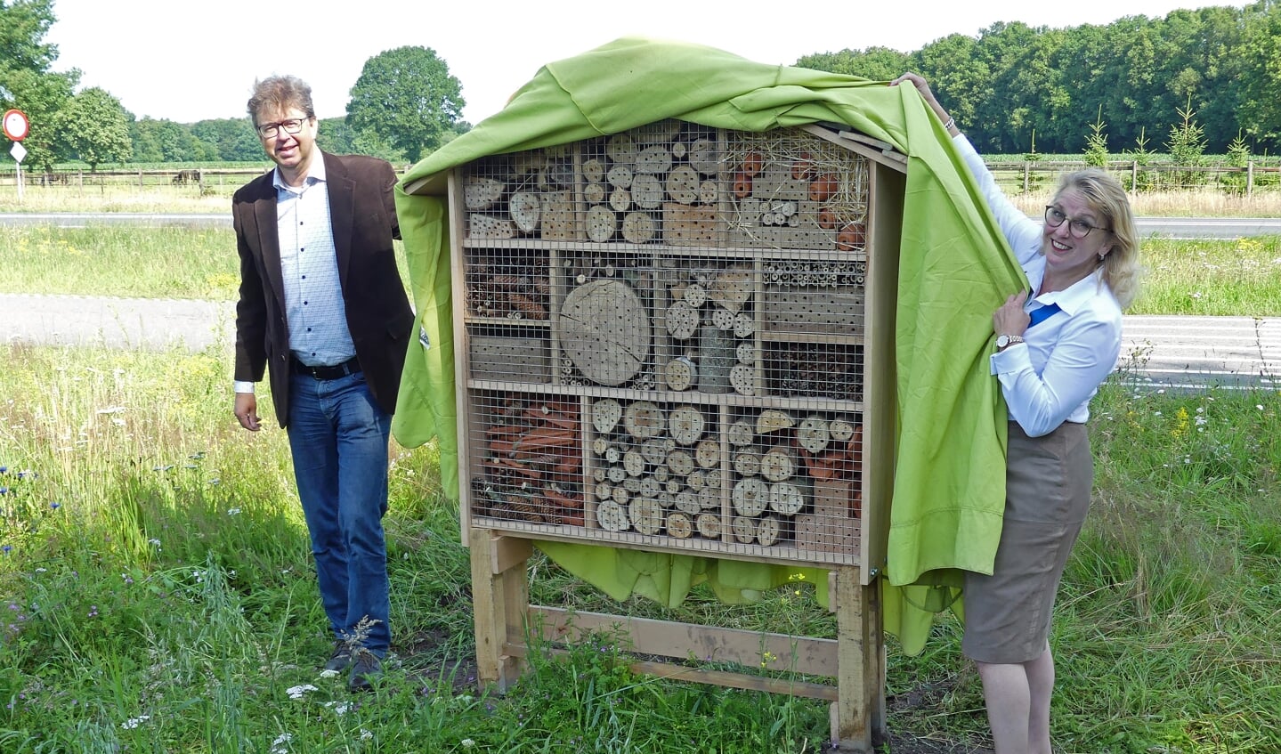 Wethouder Henk van Zeijts en Anneke Scholten onthullen het bijenhotel. Foto: Winant Halfwerk
