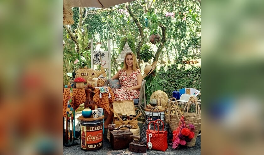 Nicoline stelt pakketten samen van mooie producten en helpt hiermee de bevolking op Bali aan een inkomen. Foto: Eigen foto