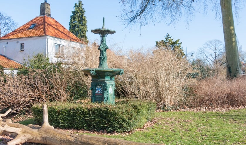 <p>De Koningin Wilhelminafontein zoals deze op niet echt een A-locatie al jaren staat te verkommeren. Foto: Henk Derksen</p>