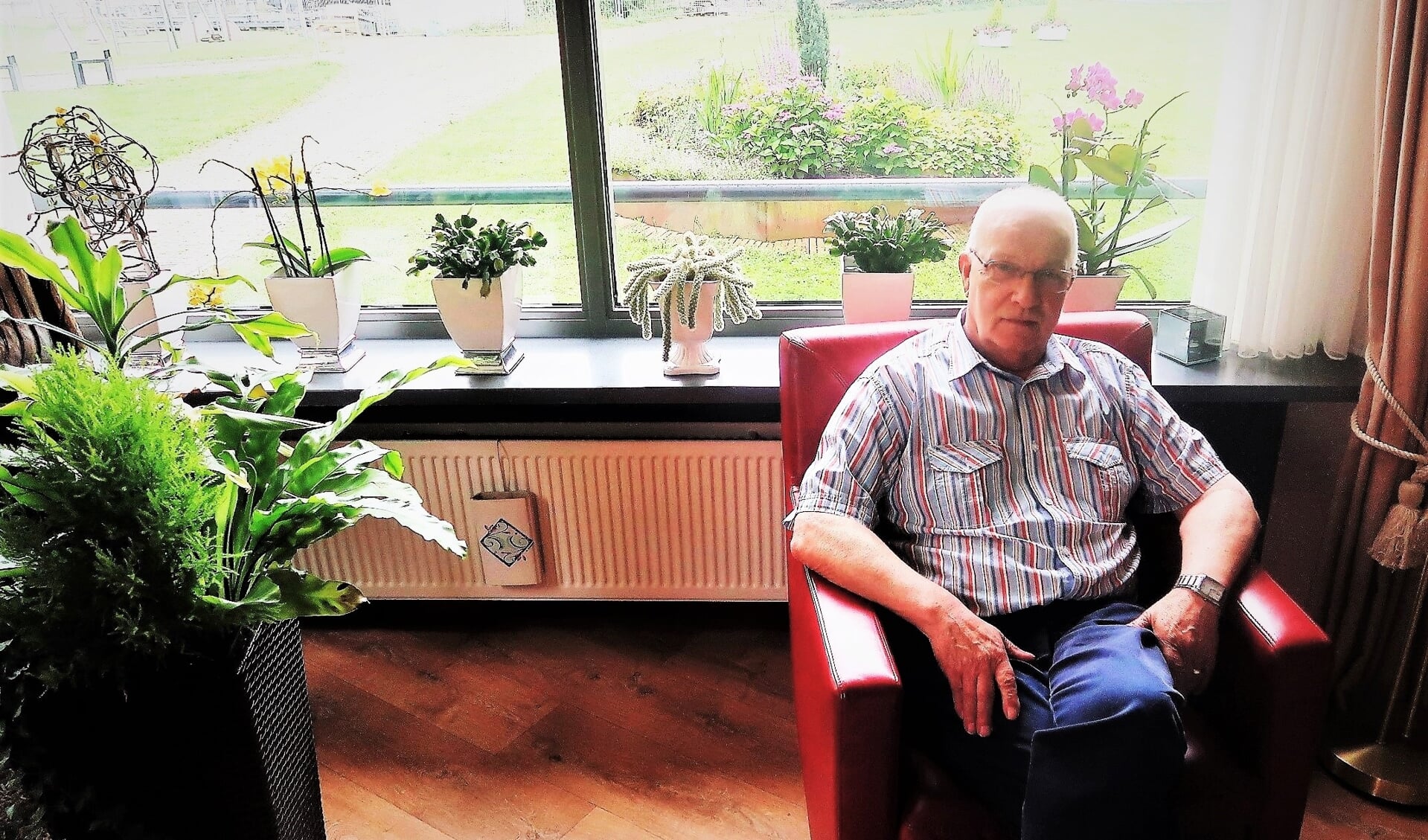 Vrijwilliger Ton Boer, zittende in zijn appartement in het complex Patronaatshof. Foto: Theo Huijskes
