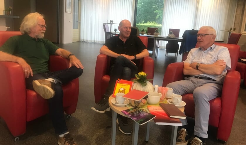 <p>Jan Leijenhorst, Hans Hinkamp en Henk klein Gebbink (vlnr) vertalen Bijbelteksten in het Achterhoeks. Foto: Barbara Pavinati</p>