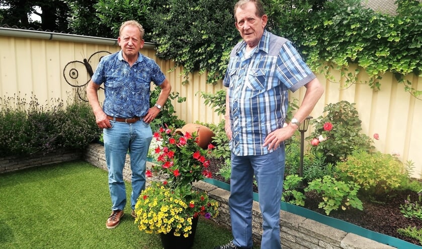 <p>Geboren en getogen Grollenaren Gerrit (rechts) en Herman Oosterholt. Foto: Theo Huijskes</p>