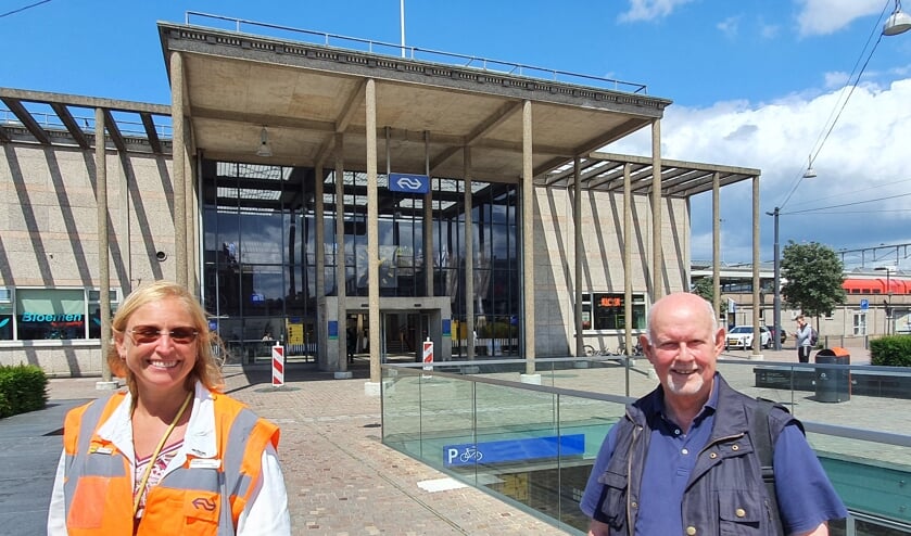 <p>Bestuurslid Jan Westerik ontmoet assistent stationsmanager Susan de Heus van het station, dat met 11.000 bezoekers per dag ’t drukst bezochte monument van Zutphen is. Foto: PR</p>