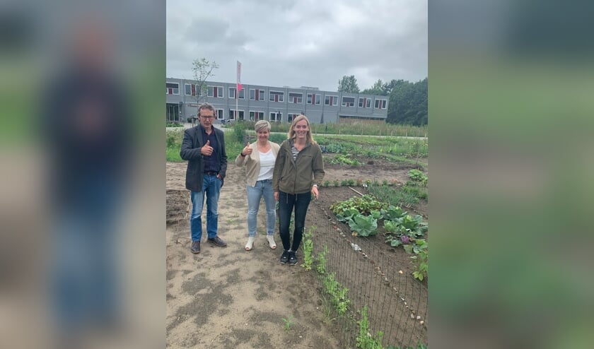 <p>Vlnr: André te Brake (gemeente Oost Gelre), Mireille Wopereis (Careaz) en Mirjam Greuter (buurtbewoonster) Foto: PR Careaz</p>