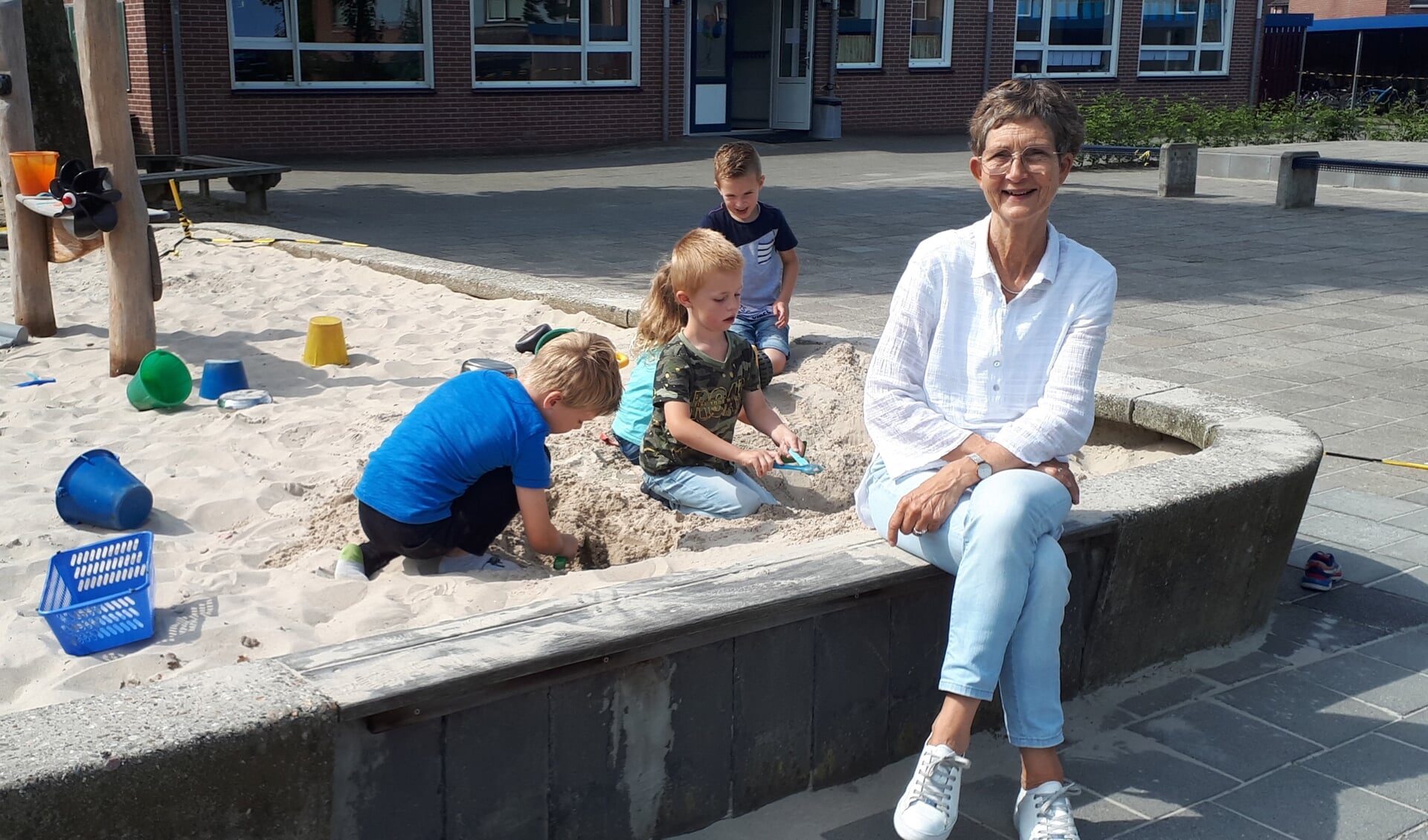 Anneke Beijk heeft al die jaren in de onderbouwgroepen gewerkt. “Ik geniet van de onbevangenheid van jonge kinderen. Ze zijn puur en nieuwsgierig." Foto: PR