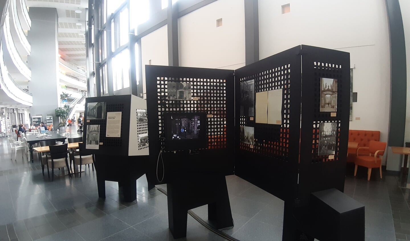 Woonzorgcentrum De Lunette aan de Coehoornsingel heeft tot en met 29 augustus de primeur van de mobiele expositie ‘Borro en de Vergeten Eeuw’. Foto: Rudi Hofman