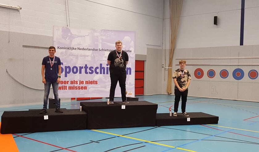 <p>Yannick als winnaar tussen zijn concurrenten Hassan en Maxim. Foto: Wilco Siebelink</p>