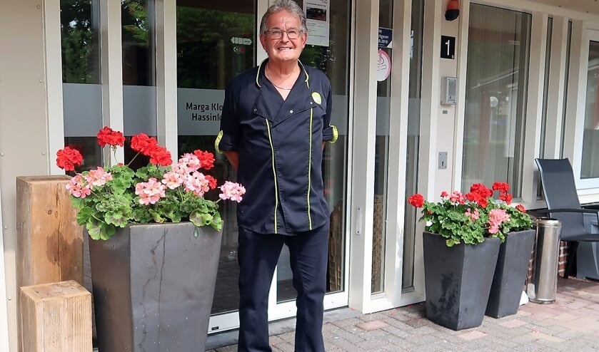 Chef-kok Joop Abbink bij de ingang van het verzorgingscentrum De Hassinkhof in Beltrum. Foto: Theo Huijskes