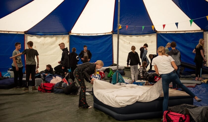 <p>Veel geslapen werd er niet tijdens het slaapfeestje van groep 8 van De Hoge Voorde. Foto: Van Aniek Fotografie & Styling</p>