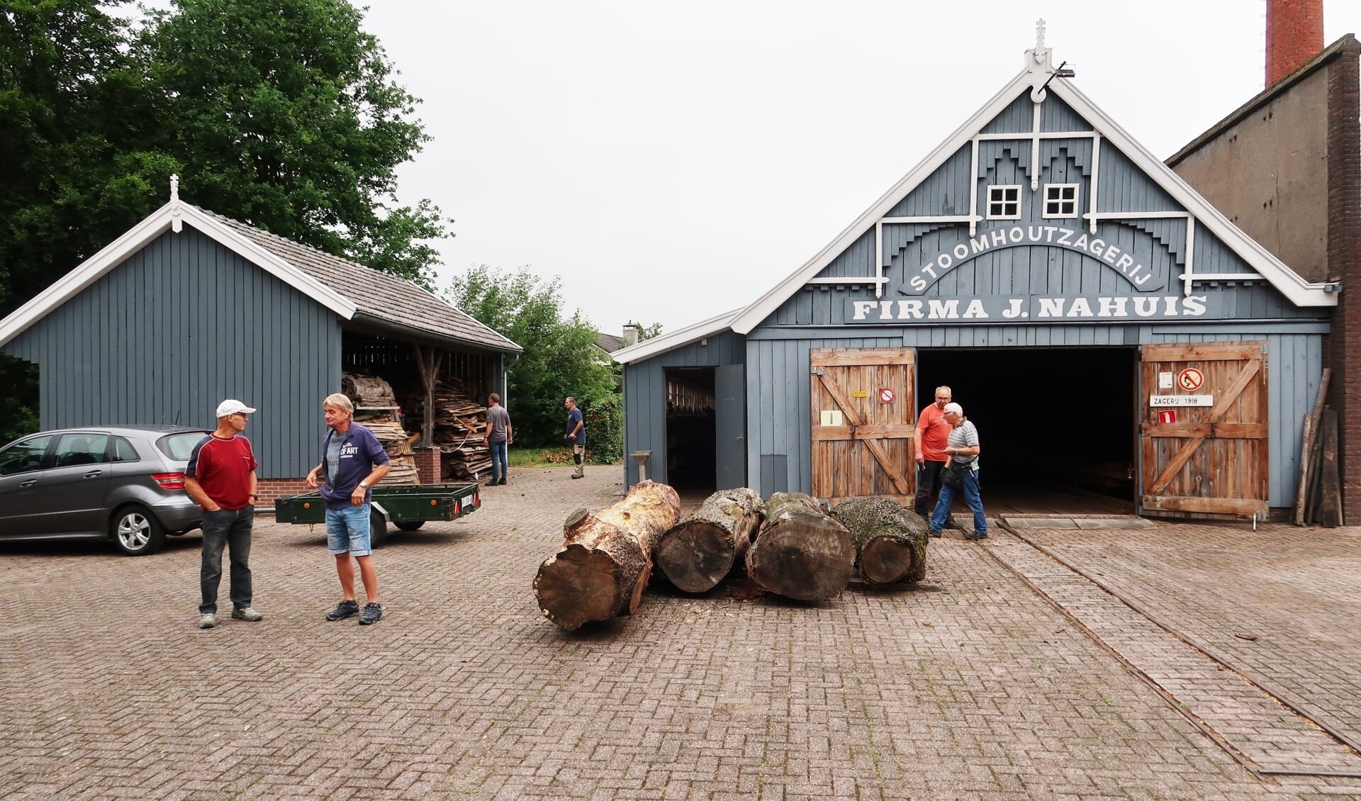 Vrijwilligers van Stoomhoutzagerij Nahuis zijn aan het werk om terrein en opstallen in orde te maken voor de kijkdagen. Foto: Theo Huijskes