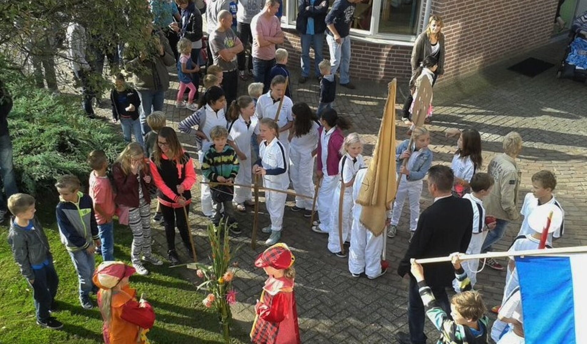 Tijdens de kermis brengt de Kleine Schutterij onder andere een bezoek aan de bewoners van De Bongerd. Foto: Kermiscommisie Steenderen.