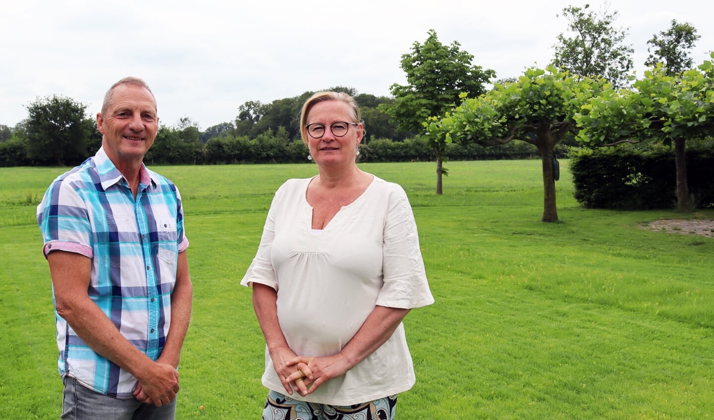 Ed Feijen en Sonja Hottenhuis willen dat er een streep gaat door de plannen voor windturbines. Foto: Gerwin Nijkamp