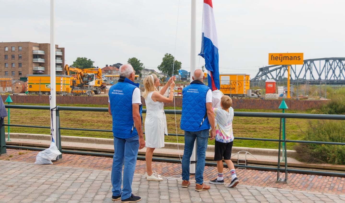 Burgemeester Annemieke Vermeulen hijst de Nederlandse vlag. Foto: Henk Derksen