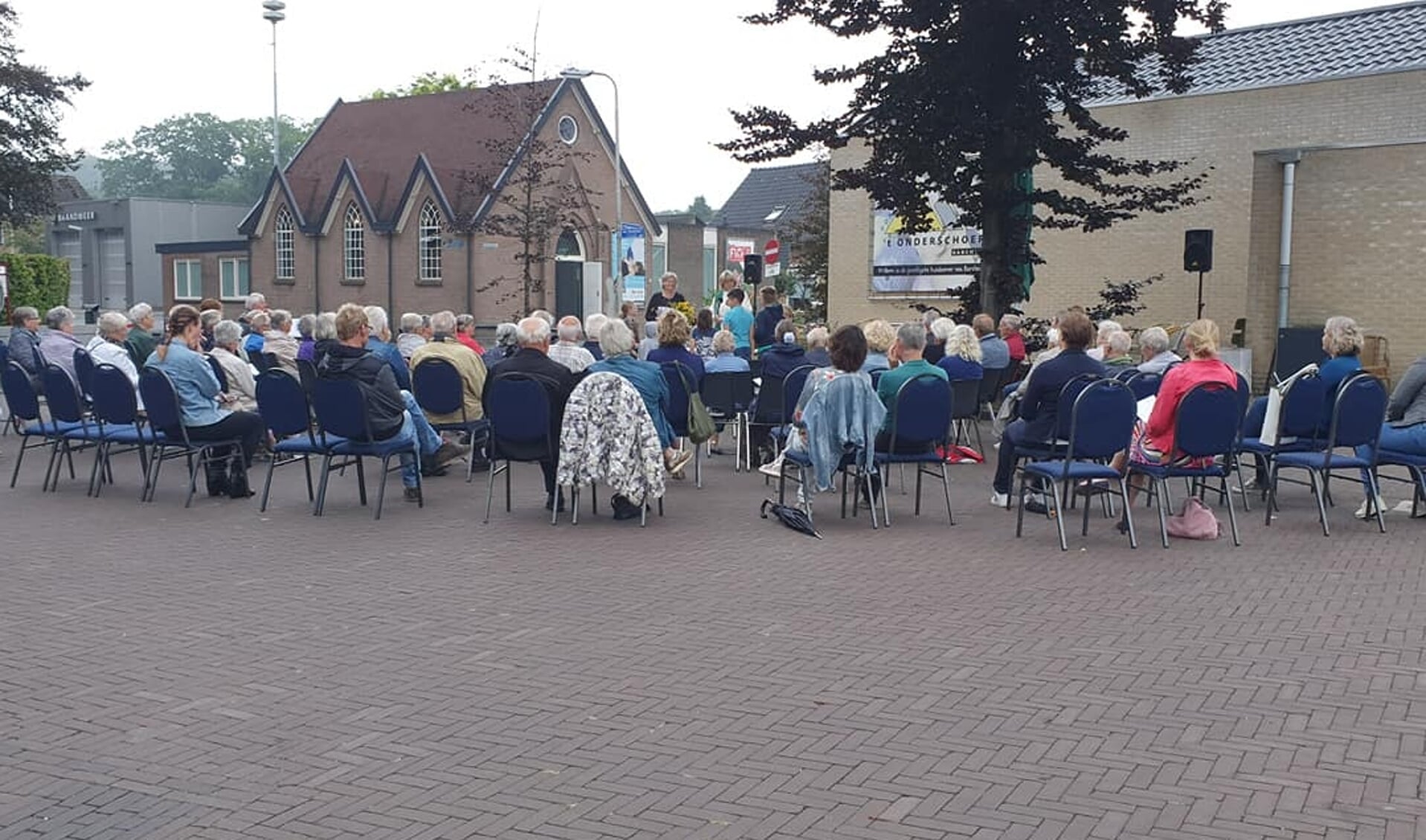 Ruim zestig mensen luisterden zondagmorgen aandachtig op het Dorpsplein naar de verhalen van Gerry te Walvaart en Jacqueline van Dop. Foto: Facebook Vereniging Contact Barchem.